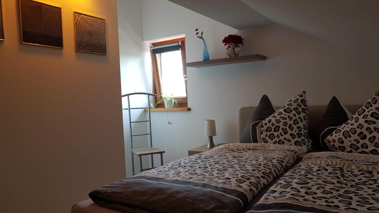 Kleine Gemuetliche Mansardenwohnung Im Suedosten Muenchens Assling Exterior photo